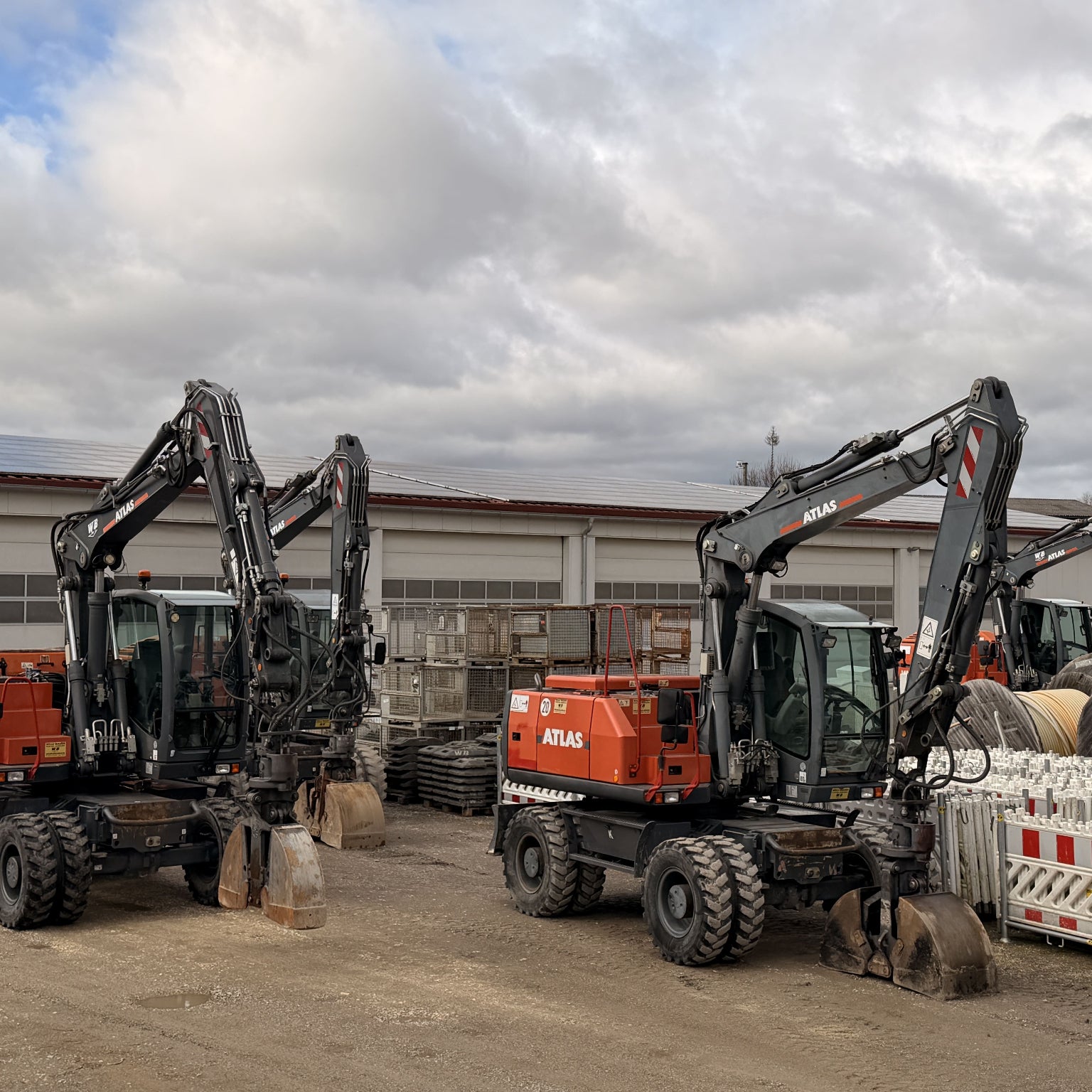 Hier sehen Sie nur einen kleinen Teil unseres Fuhrparks mit welchem wir die Energiewende jeden Tag mit vollstem Einsatz vorantreiben!