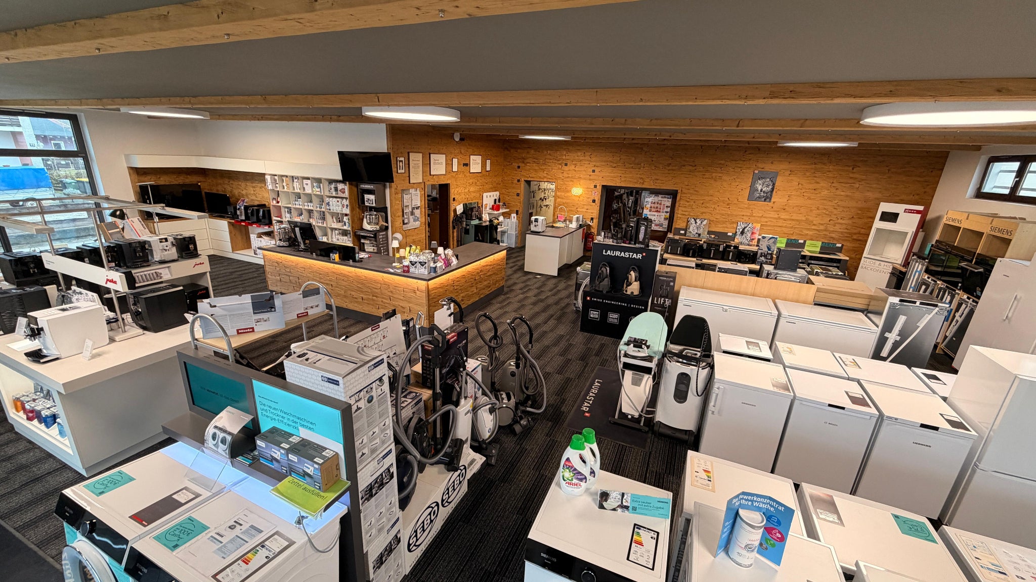 Hier sehen Sie unseren Laden in voller Pracht. Bestückt mit den neuesten und besten Waren der Firma Miele, Bosch, Siemens, Sebo, jura, Liebherr, Panasonic, Neff.
